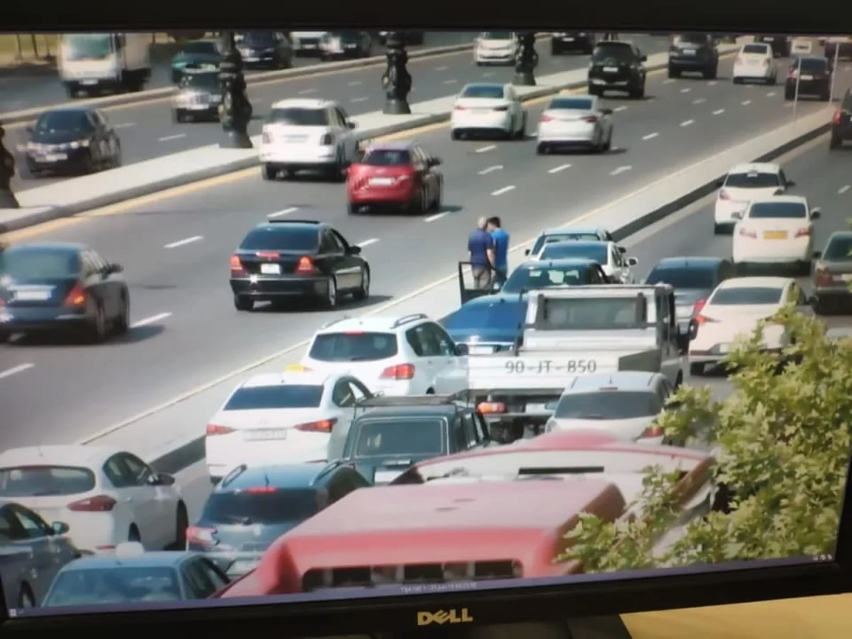 Bakının Heydər Əliyev prospektində yol qəzası baş verib