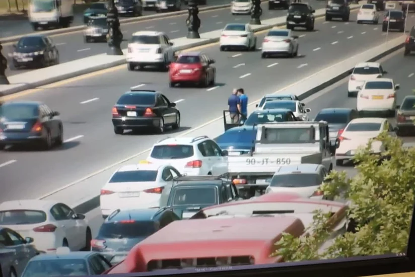 Bakının Heydər Əliyev prospektində yol qəzası baş verib