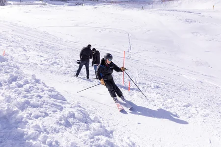 Japanese athletes hold skiing master class in Shahdag