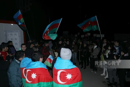 Xankəndi-Laçın yolunda aksiya iştirakçıları vətənpərvərlik ruhunda mahnılar ifa edirlər