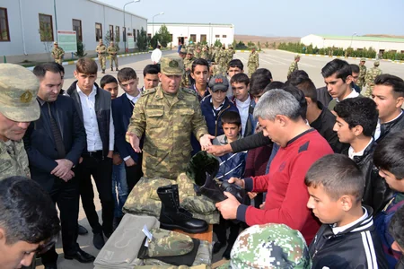 Hərbi hissədə məktəblilərin iştirakı ilə tədbir keçirilib
