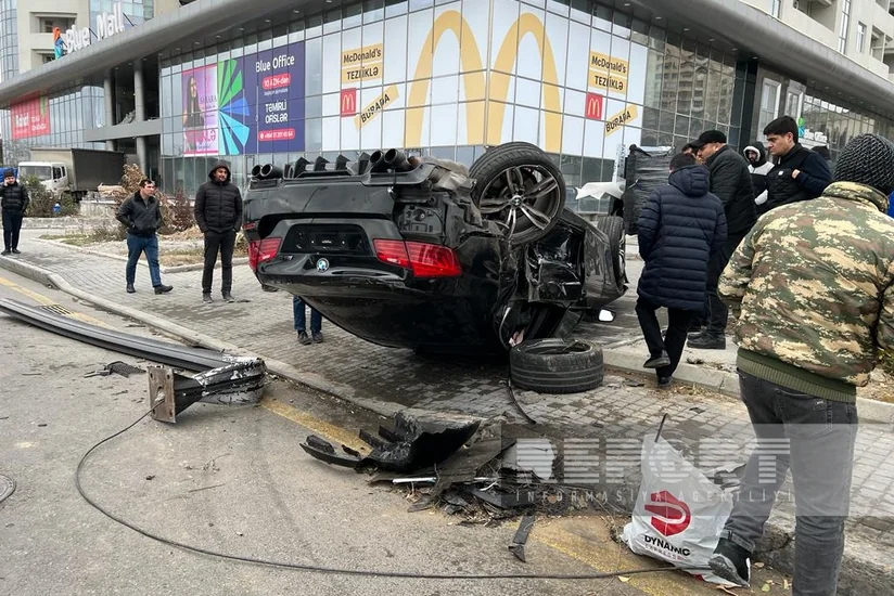 В Баку столкнулись два автомобиля, есть пострадавший