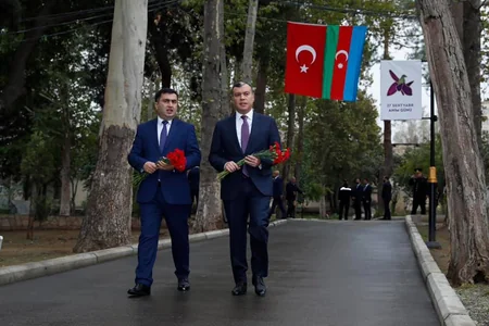 Sahil Babayev Gəncə terrorunda valideynlərini itirən Nilayla görüşüb
