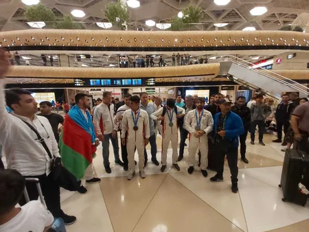 Avropa Oyunlarında Azərbaycanı təmsil edən karateçilər və akrobatlar Vətənə qayıdıblar - FOTO