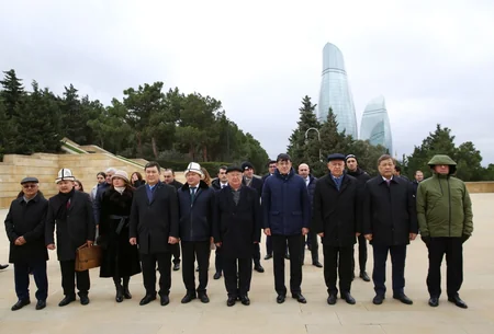 TDT-nin Bakı-Şuşa forumunun iştirakçıları Fəxri və Şəhidlər xiyabanlarını ziyarət ediblər