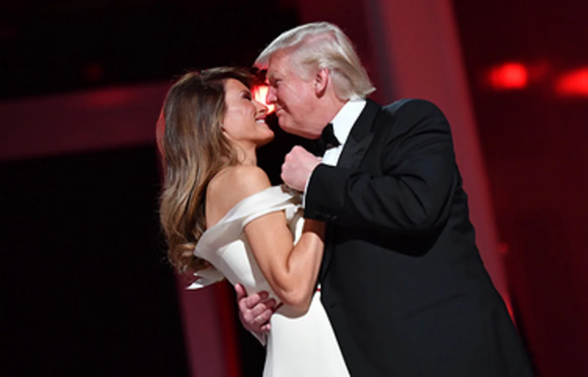 Tramp inauqurasiya şərəfinə keçirilən mərasimdə ilk dəfə rəqs edib - VİDEO