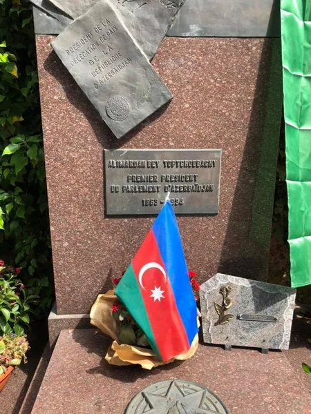 Dövlət Komitəsinin sədri Parisdə Əlimərdan bəy Topçubaşovun məzarını ziyarət edib