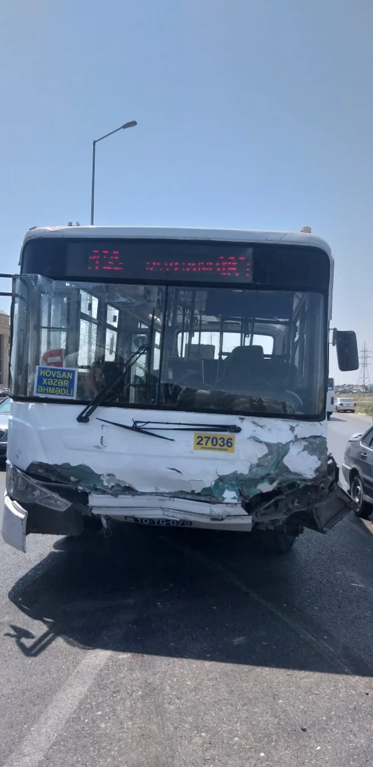Bakıda minik avtomobili avtobusla toqquşub
