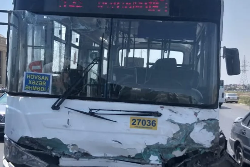 Bakıda minik avtomobili avtobusla toqquşub
