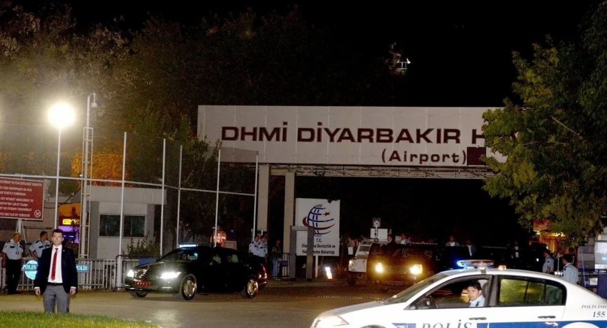 ​Əhməd Davudoğlu bayram namazını Türkiyənin Diyarbəkr şəhərində qılıb