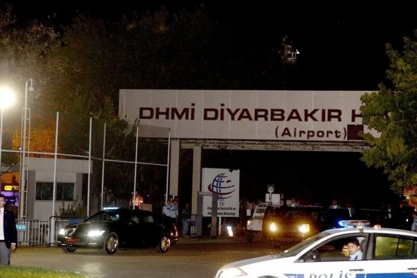 ​Əhməd Davudoğlu bayram namazını Türkiyənin Diyarbəkr şəhərində qılıb