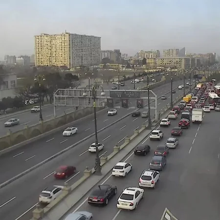 Bakının bir sıra yollarında tıxac yaranıb - SİYAHI