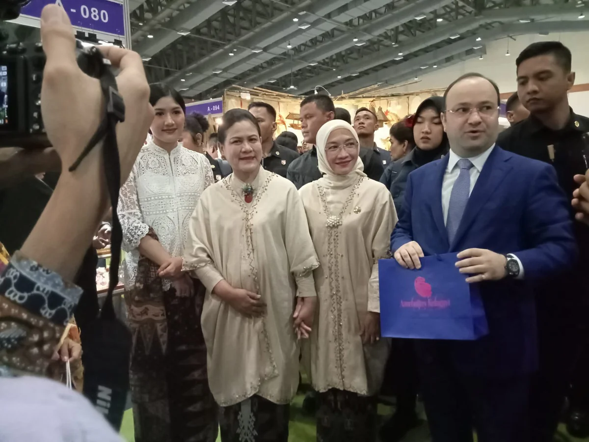 İndoneziya prezidenti və vitse-prezidentlərinin xanımları Cakartadakı Azərbaycan stendində olub