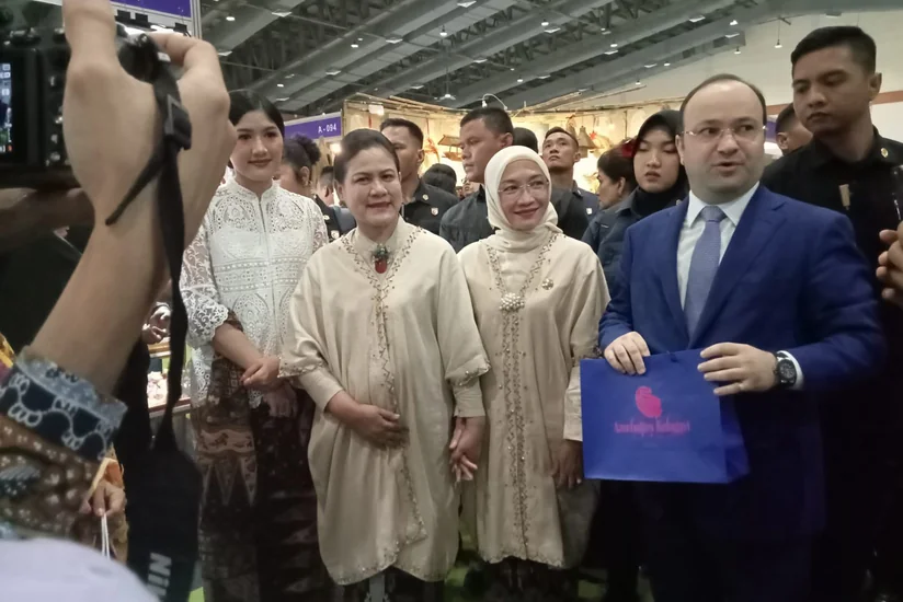 İndoneziya prezidenti və vitse-prezidentlərinin xanımları Cakartadakı Azərbaycan stendində olub