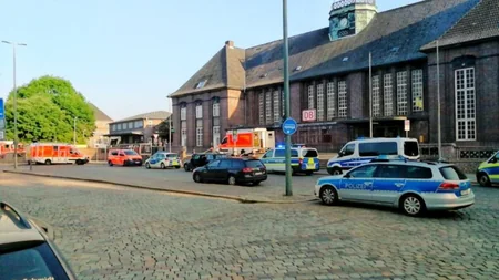 Almaniyada polis qatarda bıçaqla sərnişini yaralamış şəxsi güllələyib