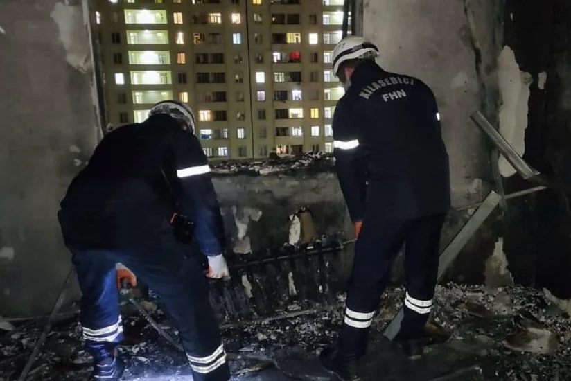 При взрыве с пожаром в многоэтажном доме в Сарае пострадал человек, зданию нанесен ущерб - ВИДЕО