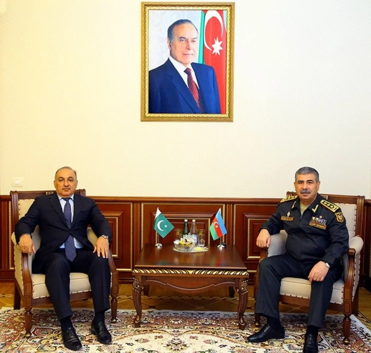 Azerbaijan Defense Minister meets outgoing Pakistani Ambassador