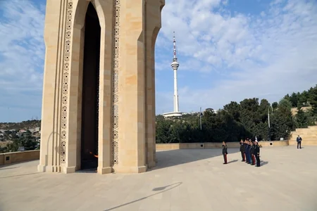 ​Müdafiə Nazirliyinin rəhbərliyi Fəxri xiyabanı və Şəhidlər xiyabanını ziyarət edib