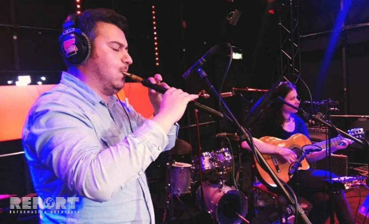 Azərbaycanlı musiqiçi Fransa radiosunda balaban ifa edib - VİDEO