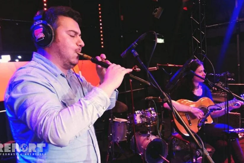 Azərbaycanlı musiqiçi Fransa radiosunda balaban ifa edib - VİDEO