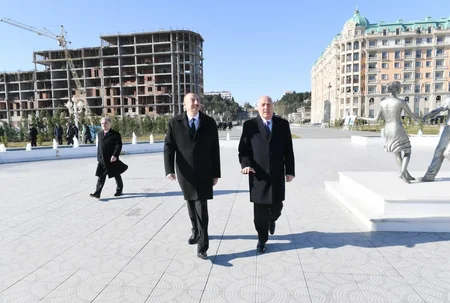 Prezident Sumqayıtın dənizkənarı bulvarında şəhərin sakinləri ilə görüşüb