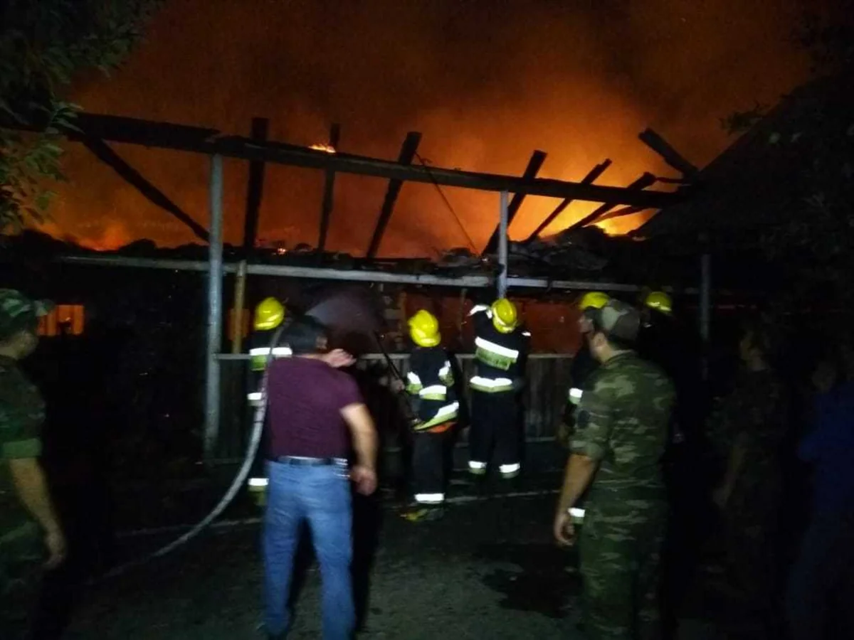 Qaxda iki qonşuya məxsus mal tövlələri yanıb