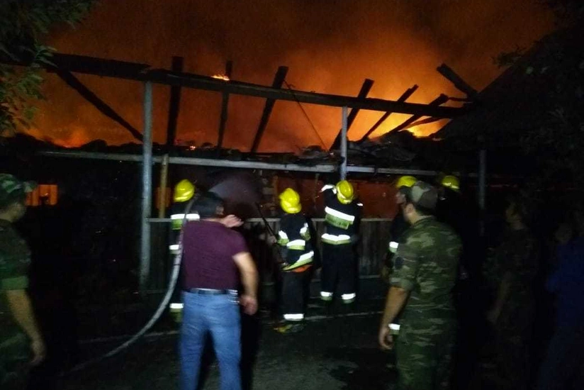 Qaxda iki qonşuya məxsus mal tövlələri yanıb