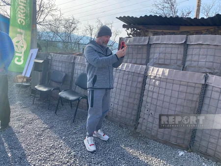 Группа иностранных журналистов находится на дороге Ханкенди-Лачын