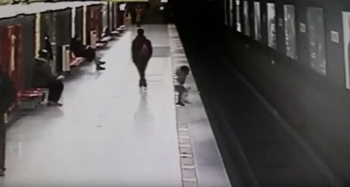Milanda tələbə metro xəttinə düşən uşağı xilas edib - VİDEO