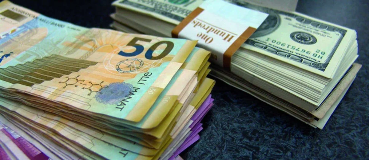 Bakıda qadının avtomobilindən külli miqdarda pul oğurlanıb