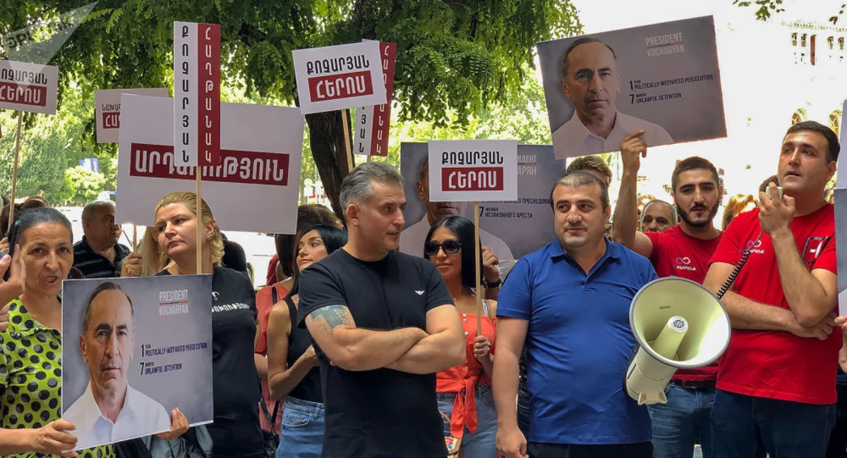 Сторонники Кочаряна проводят акцию протеста у Высшего судебного совета в Ереване