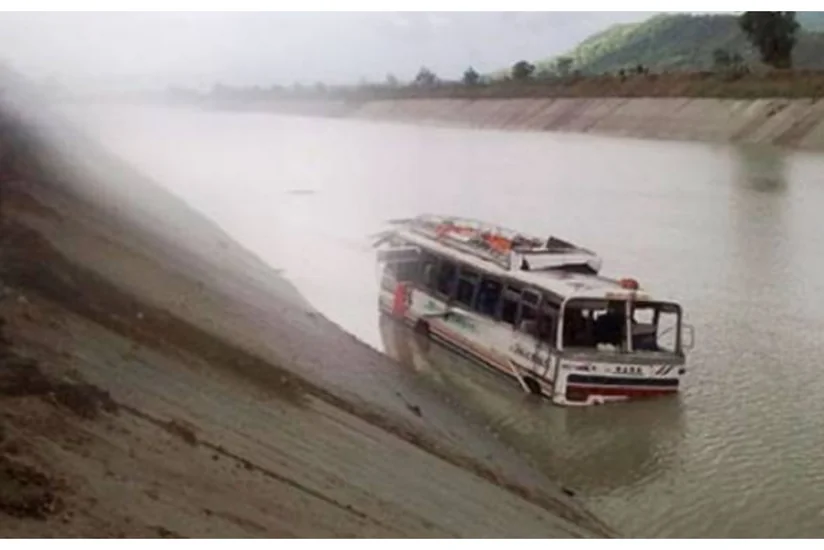Автобус с рабочими упал в реку на севере Китая