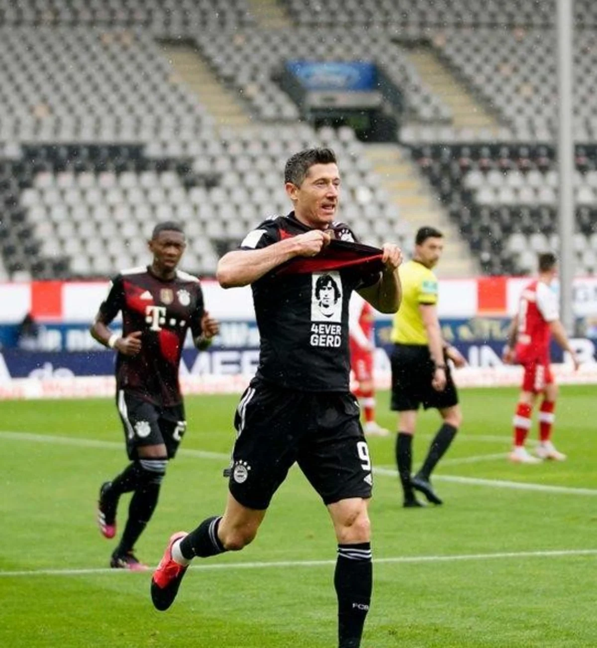 Левандовски сравнялся с рекордом Герда Мюллера