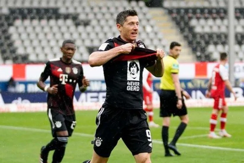 Левандовски сравнялся с рекордом Герда Мюллера