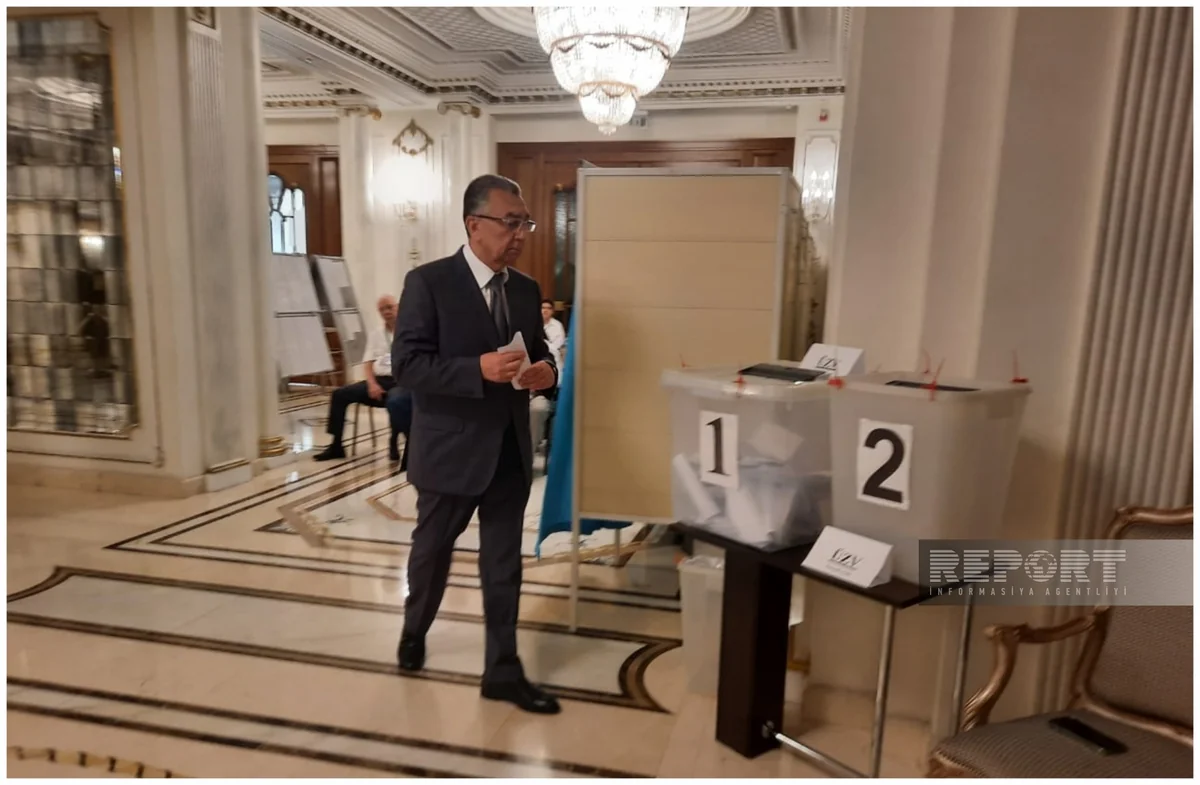 Eldar Əzizov növbədənkənar parlament seçkilərində səs verib
