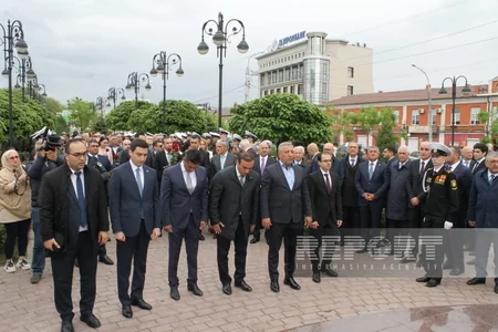 Azerbaijani delegation members lay flowers at Heydar Aliyev's monument in Astrakhan