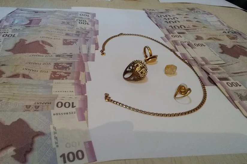 İsmayıllıda elektron qolbaq daşıyan şəxs evdən 18 min manat pul oğurlayıb