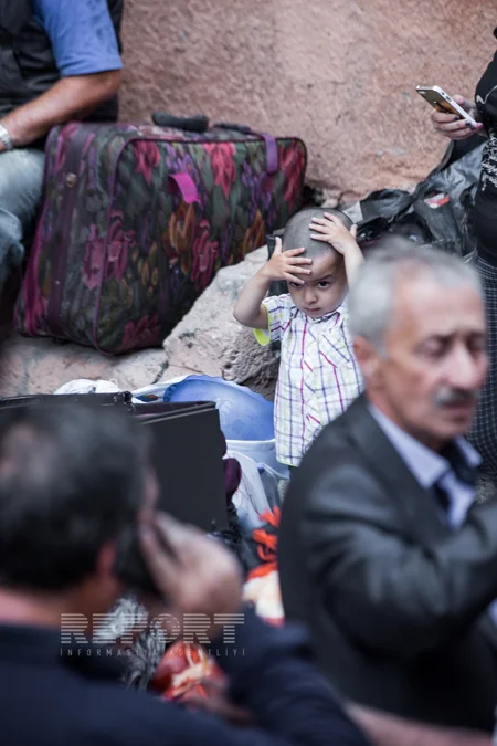 Yanğın baş verən binanın sakinləri evlərindən əşyalarını çıxarıblar - FOTOREPORTAJ