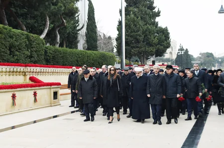 Prezident İlham Əliyev Şəhidlər xiyabanını ziyarət edib