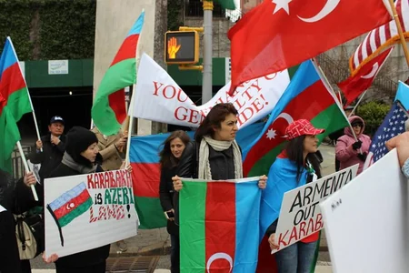 BMT-nin Nyu-Yorkdakı mənzil-qərərgahı qarşısında etiraz mitinqi keçirilib