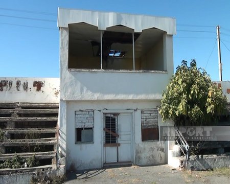 Ucarın mərkəzi stadionunda oturacaqlar dağılıb, yardımçı bina talan edilib