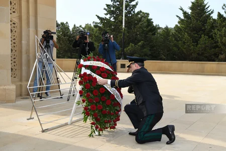 Baş Prokurorluğun əməkdaşları Ümummilli Lider Heydər Əliyevin məzarını ziyarət ediblər