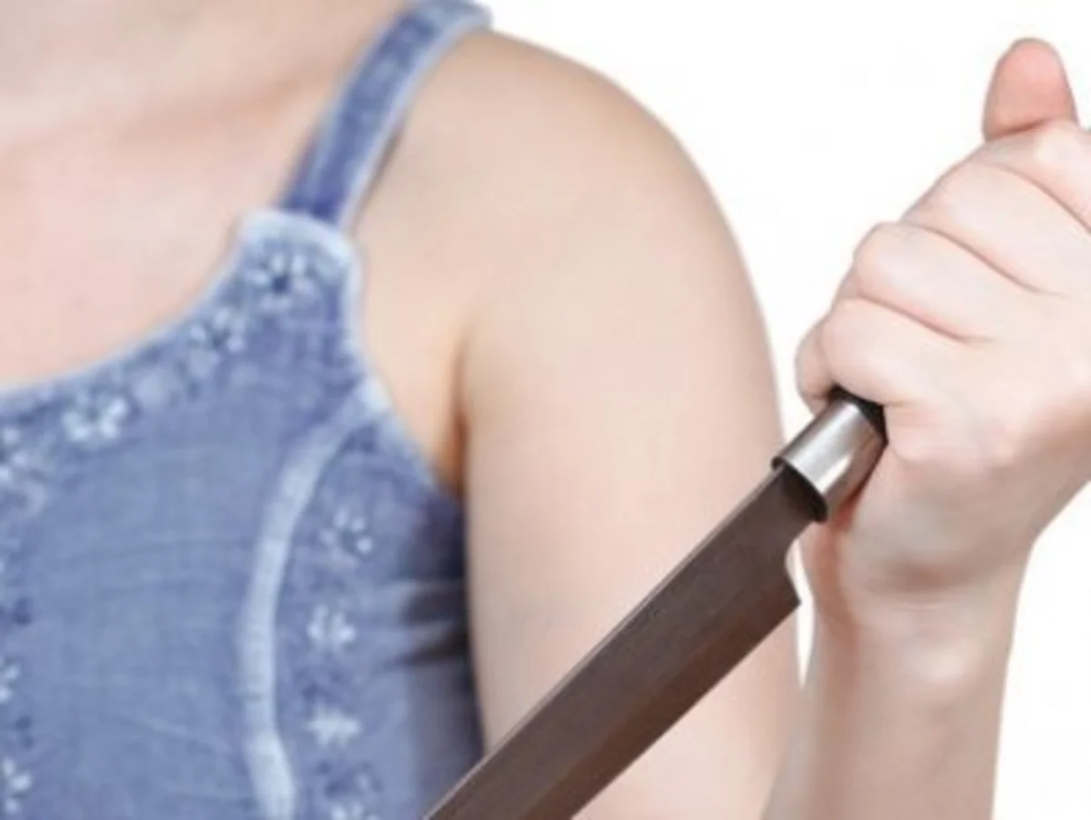 Qaradağda  qadın 31 yaşlı oğlanı bıçaqlayıb