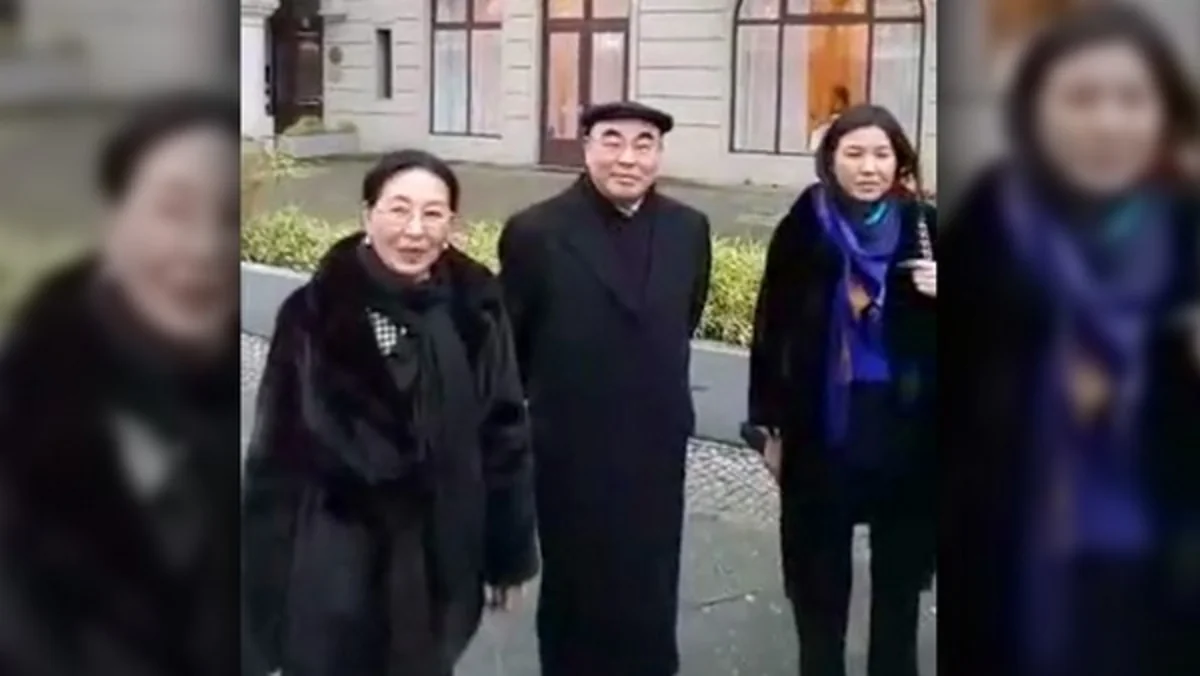 Askar Akayev Almaniyada yumurta atəşinə tutulub