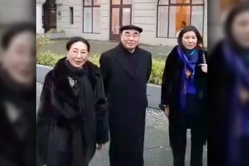 Бывшего президента Кыргызстана закидали яйцами в Германии - ВИДЕО