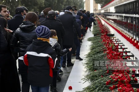 People of Azerbaijan pay tribute to 20 January martyrs - PHOTOS