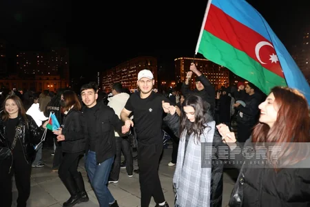 Bakıda Heydər Əliyev Mərkəzinin qarşısında xalq seçkinin ilkin nəticələrini izdihamla qeyd edir