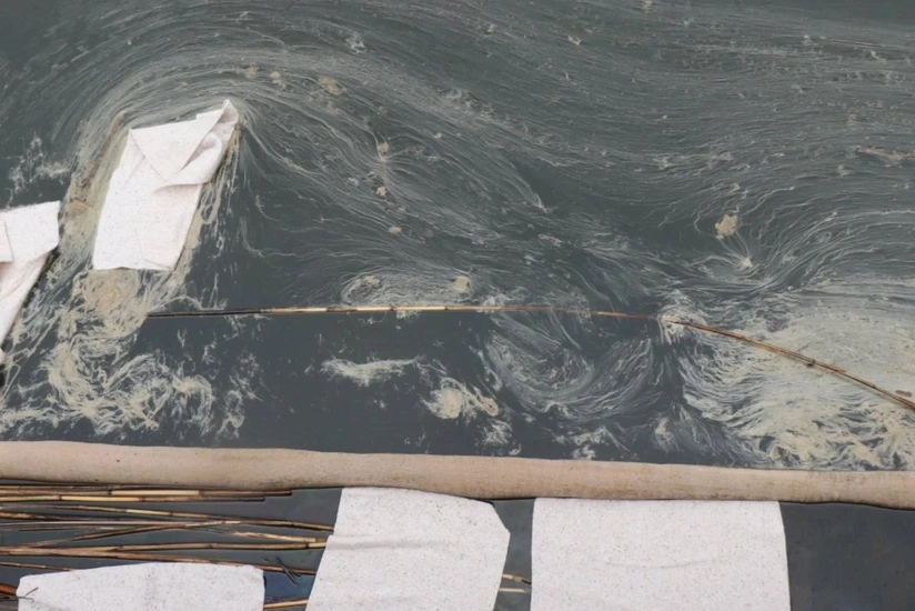 Thick film of fuel oil covers lake in Türkiye after accident at NATO oil pipeline