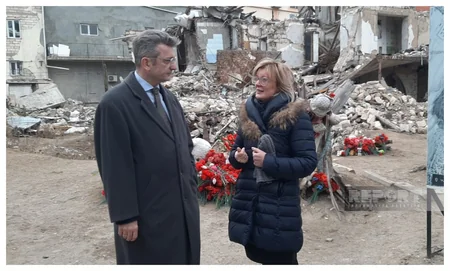 Almaniya səfiri Gəncədə ermənilərin raket hücumu nəticəsində dağılan əraziyə baş çəkib