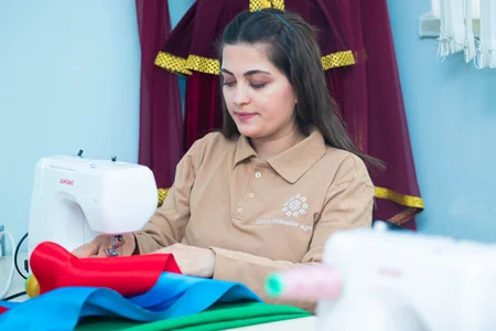 Əlilliyi olan şəxslər Vətən müharibəsinin ildönümü ilə bağlı 44 Azərbaycan bayrağı tikir